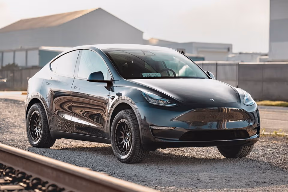 Tesla Model Y — фото до розділу
