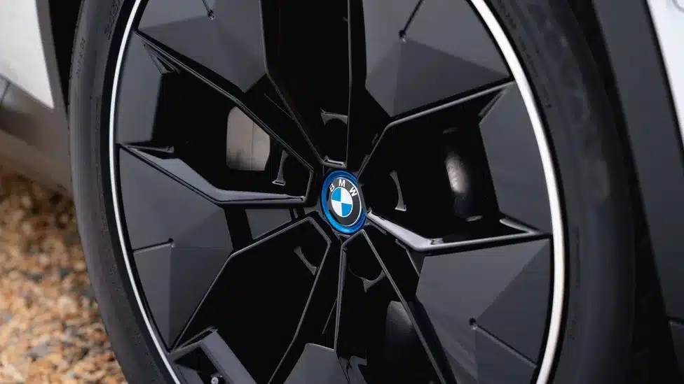 bmw-ix3-g08-exterior-2