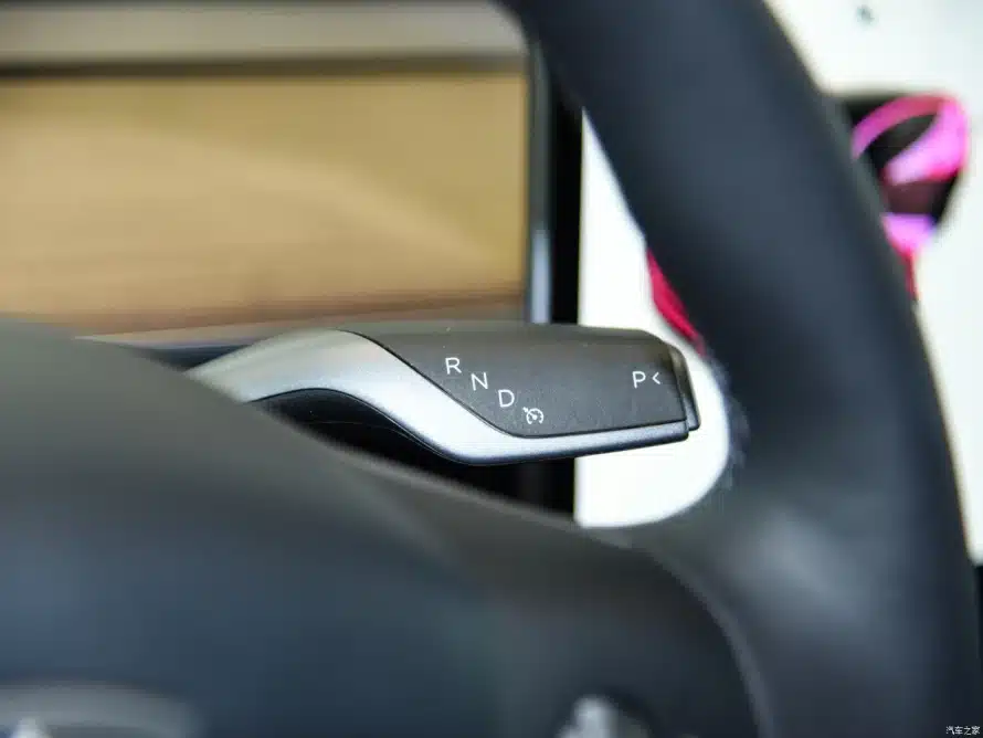tesla-model-y-interior-4